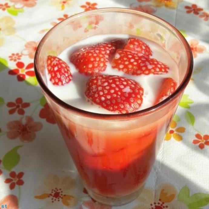 草莓牛奶：夏日清凉的甜蜜享受，让你迷恋不已的图片 -第1张