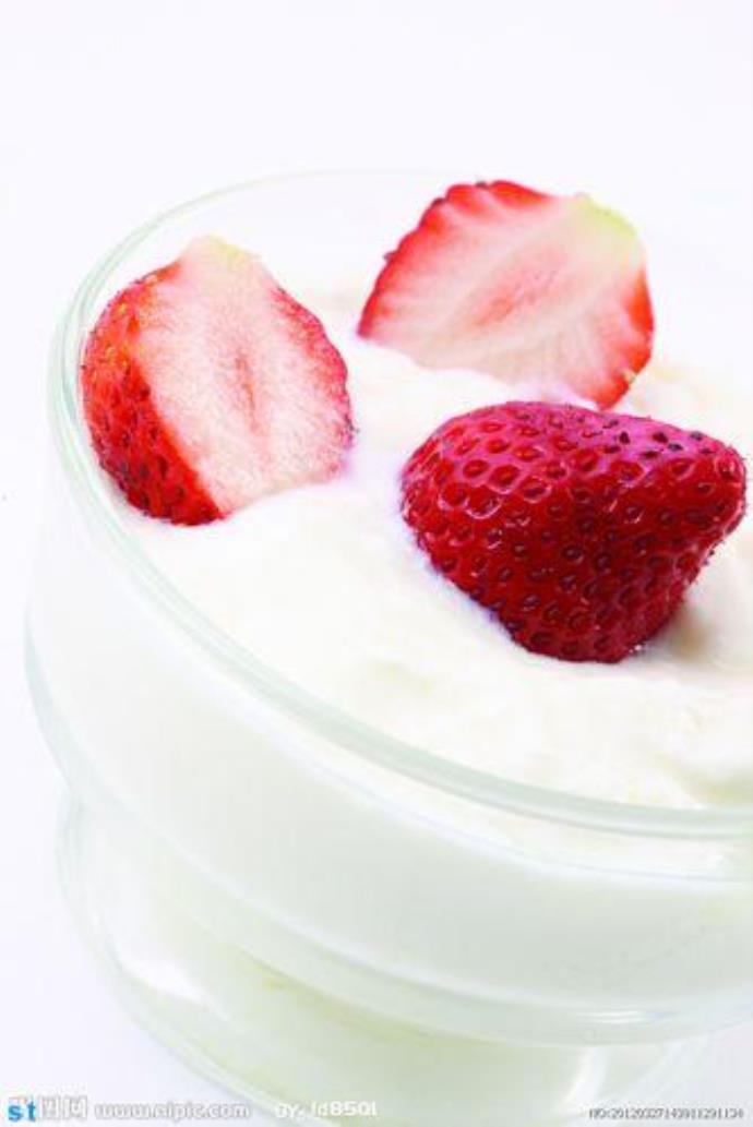 草莓牛奶：夏日清凉的甜蜜享受，让你迷恋不已的图片 -第2张