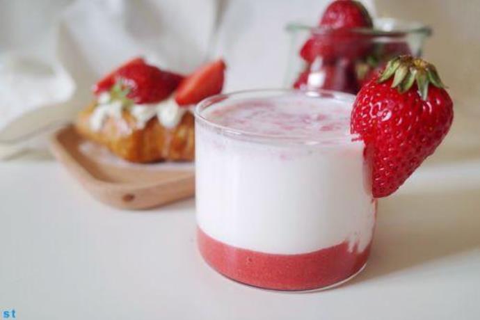 草莓牛奶：夏日清凉的甜蜜享受，让你迷恋不已的图片 -第3张