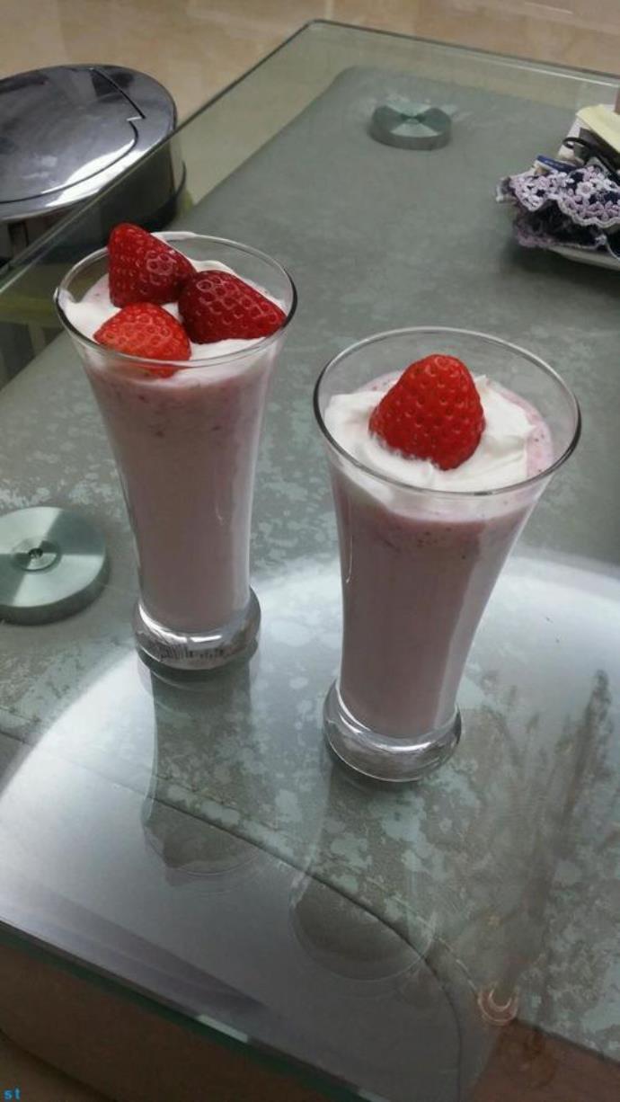 草莓牛奶：夏日清凉的甜蜜享受，让你迷恋不已的图片 -第4张